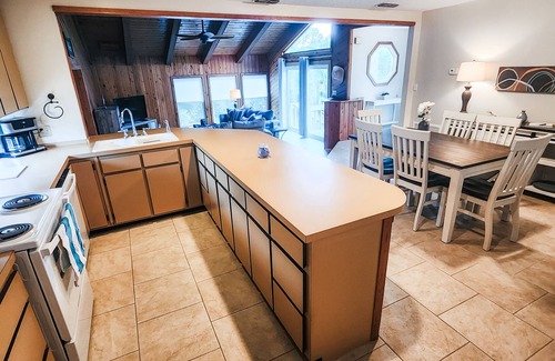 Plantation House | Cozy Island Getaway (2br/2ba)- Pet friendly! Walk to Beach -Community Pool