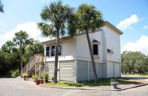 Plantation House | Cozy Island Getaway (2br/2ba)- Pet friendly! Walk to Beach -Community Pool