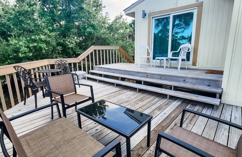 Plantation House | Cozy Island Getaway (2br/2ba)- Pet friendly! Walk to Beach -Community Pool