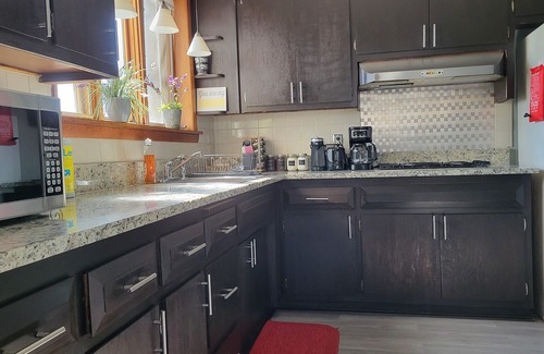 Hammond House | Cozy, king and queen bed Indiana home!