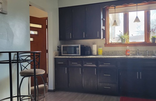 Hammond House | Cozy, king and queen bed Indiana home!