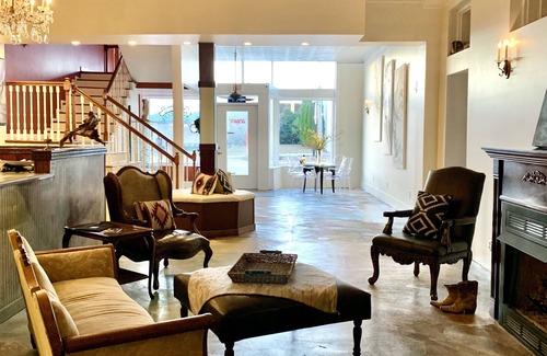 Cowan House | Cozy king ensuite room in historic railroad inn