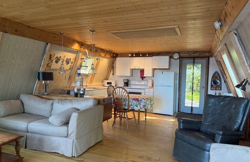 Regional District of Fraser-Fort George Cabin | Cozy lakefront cabin on Nukko Lake.