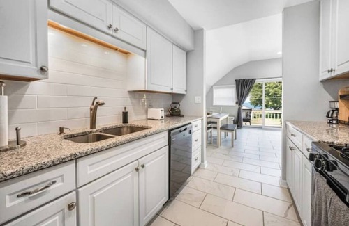 Burt House | Cozy Lake Cottage on Niagara Wine trail with Hot tub. 35 mins to Niagara Falls!