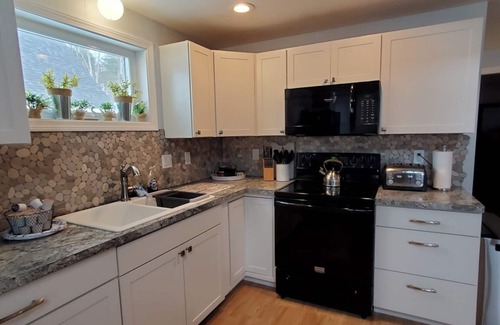 Litchfield Cottage | Cozy Lake Cottage on Woodbury Pond.