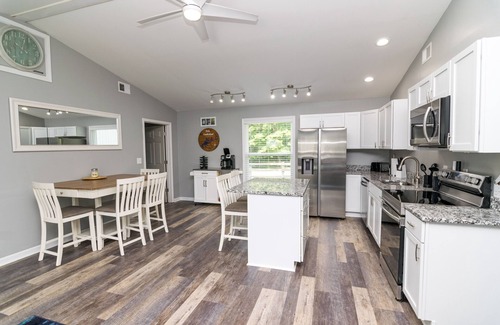 Jamestown Cottage | Cozy Lake Cumberland Retreat with hot tub, just above Jamestown Marina!nnn