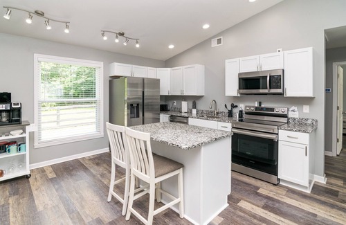 Jamestown Cottage | Cozy Lake Cumberland Retreat with hot tub, just above Jamestown Marina!nnn