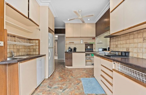 Yarralumla House | Cozy Lake Escape:Near Parliament, Embassies & Golf