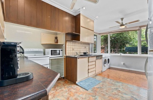 Yarralumla House | Cozy Lake Escape:Near Parliament, Embassies & Golf