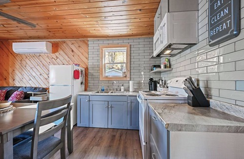 Pickerel Cabin | Cozy Lake Front Cabin
