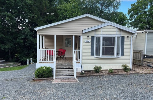 New London House | Cozy lake house in Badin Shores Resort!