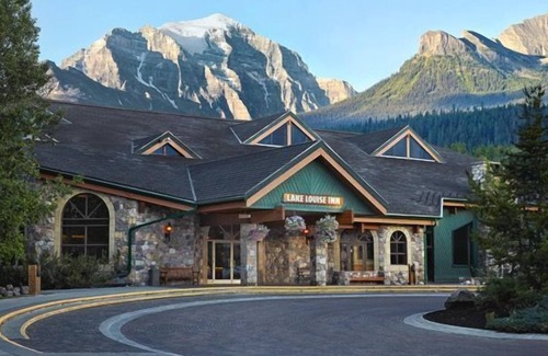 Lake Louise Condo | Cozy Lake Louise Retreat | Jacuzzi + Fireplace