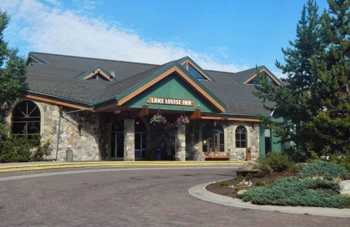 Lake Louise Condo | Cozy Lake Louise Retreat | Jacuzzi + Fireplace