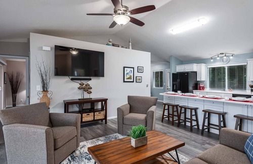 Florence House | Cozy Lake Retreat with Stunning Views! 2 separate Living areas, Pet Friendly.