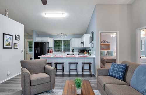 Florence House | Cozy Lake Retreat with Stunning Views! 2 separate Living areas, Pet Friendly.