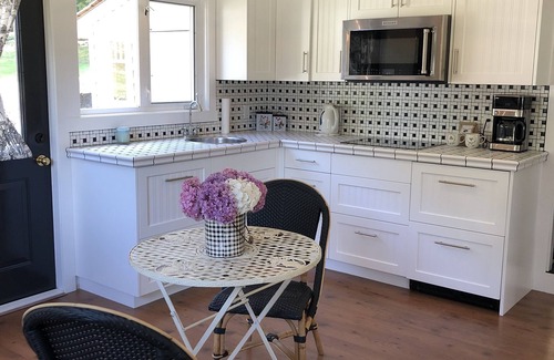 Salt Spring Island Cottage | Cozy Lakefront Cottage
