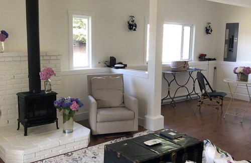 Salt Spring Island Cottage | Cozy Lakefront Cottage