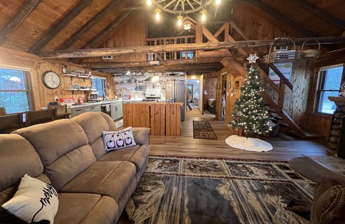 Rumely House | Cozy, Lakefront Cabin - Year Round Retreat!