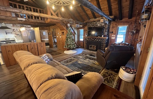 Rumely House | Cozy, Lakefront Cabin - Year Round Retreat!