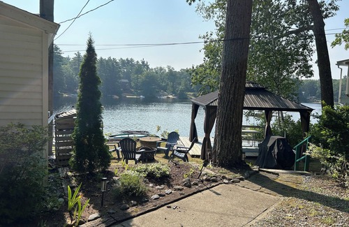Winchendon House | Cozy Lakefront Cottage
