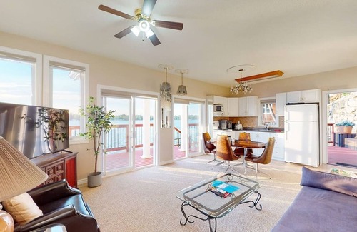 Wollaston House | Cozy Lakefront Cottage