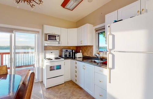 Wollaston House | Cozy Lakefront Cottage
