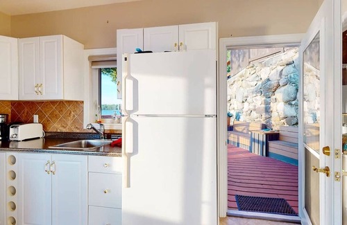 Wollaston House | Cozy Lakefront Cottage
