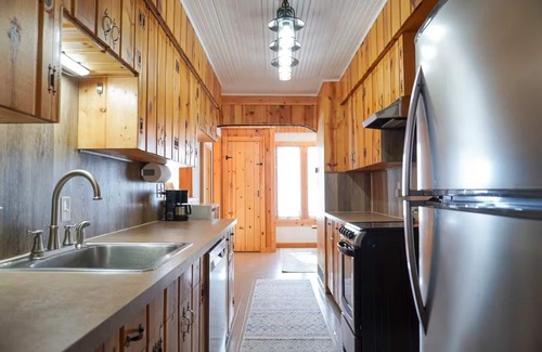 Onaway Cottage | Cozy Lakefront Cottage Getaway on Black Lake