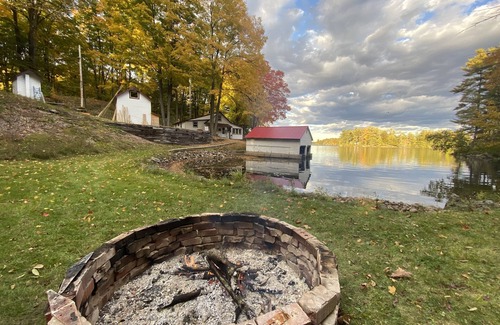 Frontenac Cottage | Cozy Lakefront Getaway in South Frontenac, Rustic & Elegant, Highspeed Internet