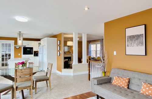 Bedford House | Cozy Lakefront House in Bedford