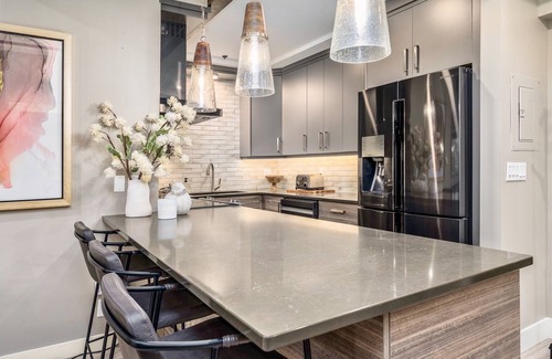 Kelowna Central Business District Hotel | Cozy Lakefront Loft - Gorgeous Views!