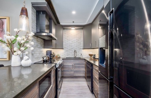 Kelowna Central Business District Hotel | Cozy Lakefront Loft - Gorgeous Views!