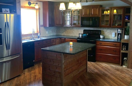 Division No. 3 Cabin | Cozy lakeside cabin 30 minutes from Waterton National Park
