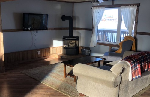 Division No. 3 Cabin | Cozy lakeside cabin 30 minutes from Waterton National Park
