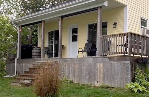 Clifton Royal Cottage | Cozy Lakeside Cottage - Saint John