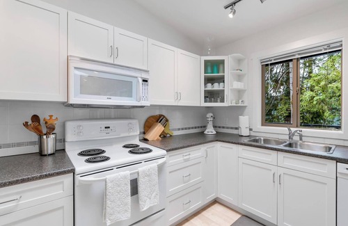 Shawnigan Lake Cottage | Cozy Lakeside Retreat – Family-Friendly with Private Beach, Dock & Hot Tub