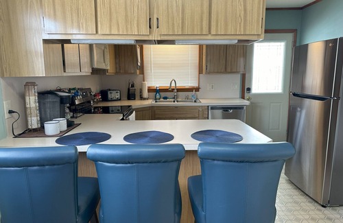 Homer House | Cozy Lakeside Retreat - New HOT TUB, Pedal Boat & Kayaks!