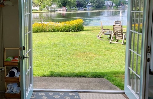 Homer House | Cozy Lakeside Retreat - New HOT TUB, Pedal Boat & Kayaks!