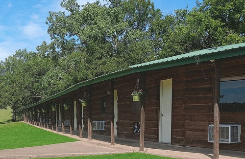 Madill Hotel | Cozy Lakeside Suite- 2BR hotel room by the lake- Texoma Shores Resort