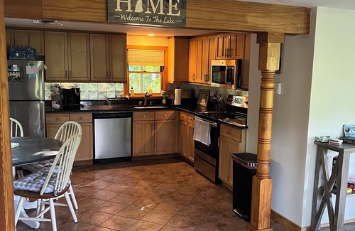 Hillsboro House | Cozy Lakeside Year Round Retreat ☀️🛶 🎣 🏊 🍁 🎃 🍎 🎿🏂 ❄️ & 🐾 are welcome 😊
