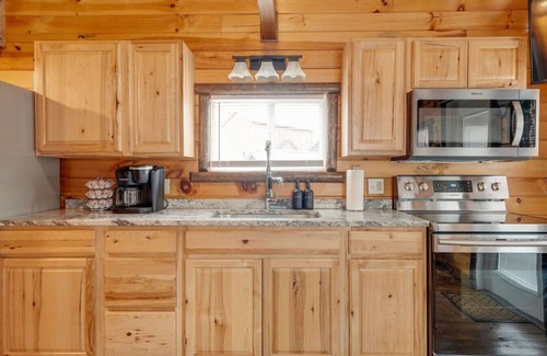 Ashtabula Cabin | Cozy Lakeview Cabin, Pet Friendly, Near Wineries and Geneva-on-the-Lake