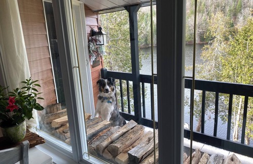 Lac-des-Plages Ski Chalet | Cozy Lakeview Chalet in the Laurentian's.