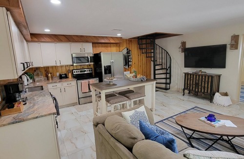 Telogia Cottage | Cozy Lakeview Cottage