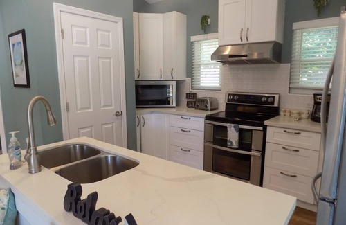 Northeast Pensacola Cottage | Cozy little guest cottage centrally located and within minutes of the airport