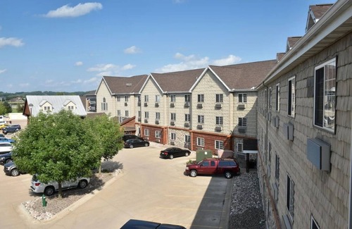 Onalaska Hotel | Cozy Lodge Retreat Near Mississippi River with Pool and Free Breakfast