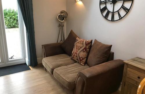 Barton-upon-Humber Apartment | Cozy lodge with private garden and bbq