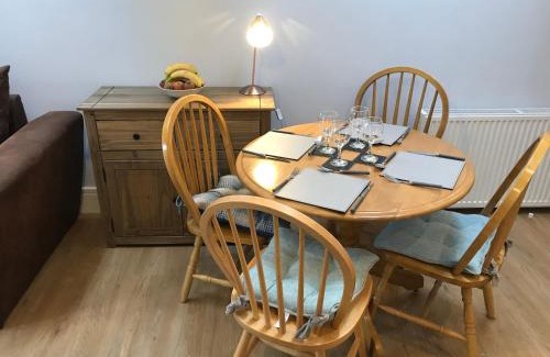 Barton-upon-Humber Apartment | Cozy lodge with private garden and bbq