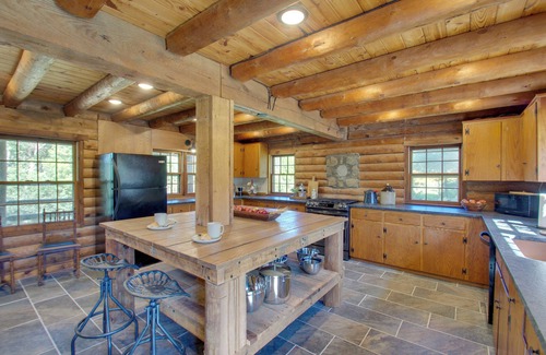 Ruckersville Cabin | Cozy Log Cabin Getaway w/Fire Pit + 3 Acres!