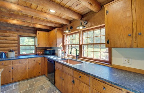 Ruckersville Cabin | Cozy Log Cabin Getaway w/Fire Pit + 3 Acres!