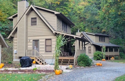Canton Cabin | Cozy Log Cabin Getaway Waynesville, Smokey Mountains, Blue ridge Parkway